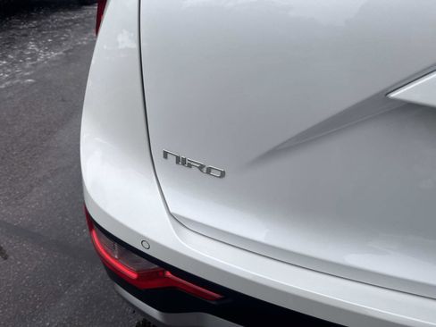 Used 2023 Kia Niro EX image 9