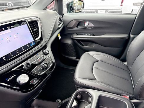 New 2026 Chrysler Pacifica Select image 25
