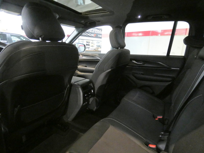Used 2025 Jeep Grand Cherokee Laredo X AWD/4WD image 24