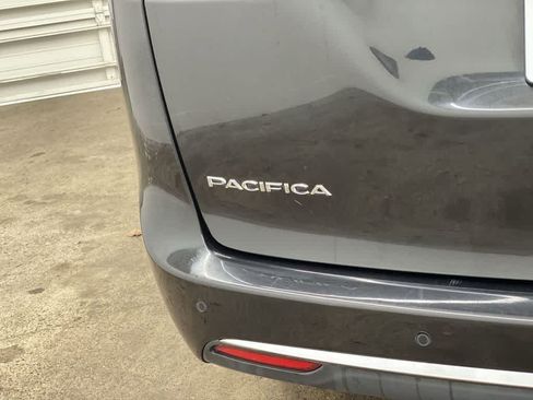 Used 2023 Chrysler Pacifica Limited FWD image 10