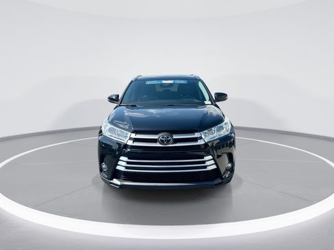 Used 2019 Toyota Highlander XLE FWD image 3