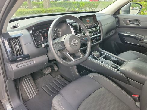 Used 2025 Nissan Pathfinder SV AWD/4WD image 16