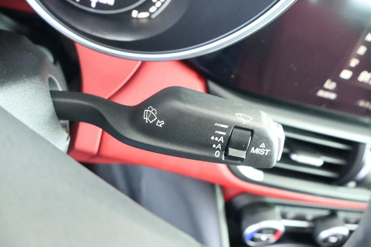 Used 2019 Alfa Romeo Giulia w/ Quick Order Package 22K Sport RWD image 29