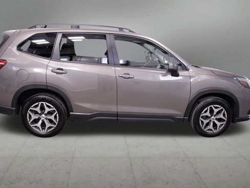 Used 2023 Subaru Forester Premium image 6