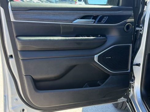 Used 2024 Jeep Wagoneer L Series II w/ Flexible Seating Group image 10