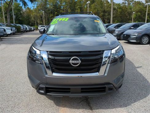Certified 2025 Nissan Pathfinder SV image 3