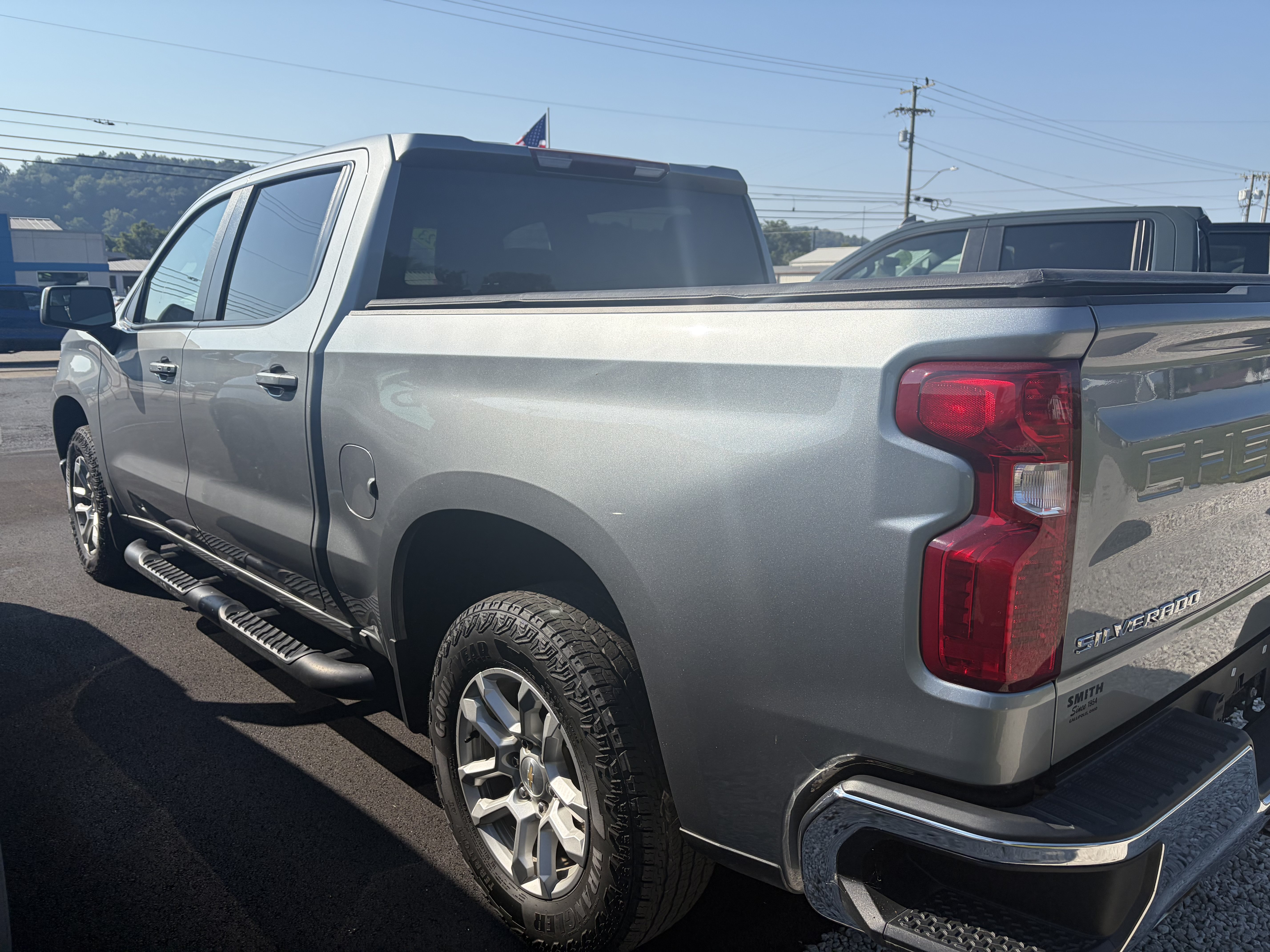 Used 2023 Chevrolet Silverado 1500 LT AWD/4WD image 2