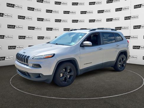Used 2017 Jeep Cherokee High Altitude FWD image 2