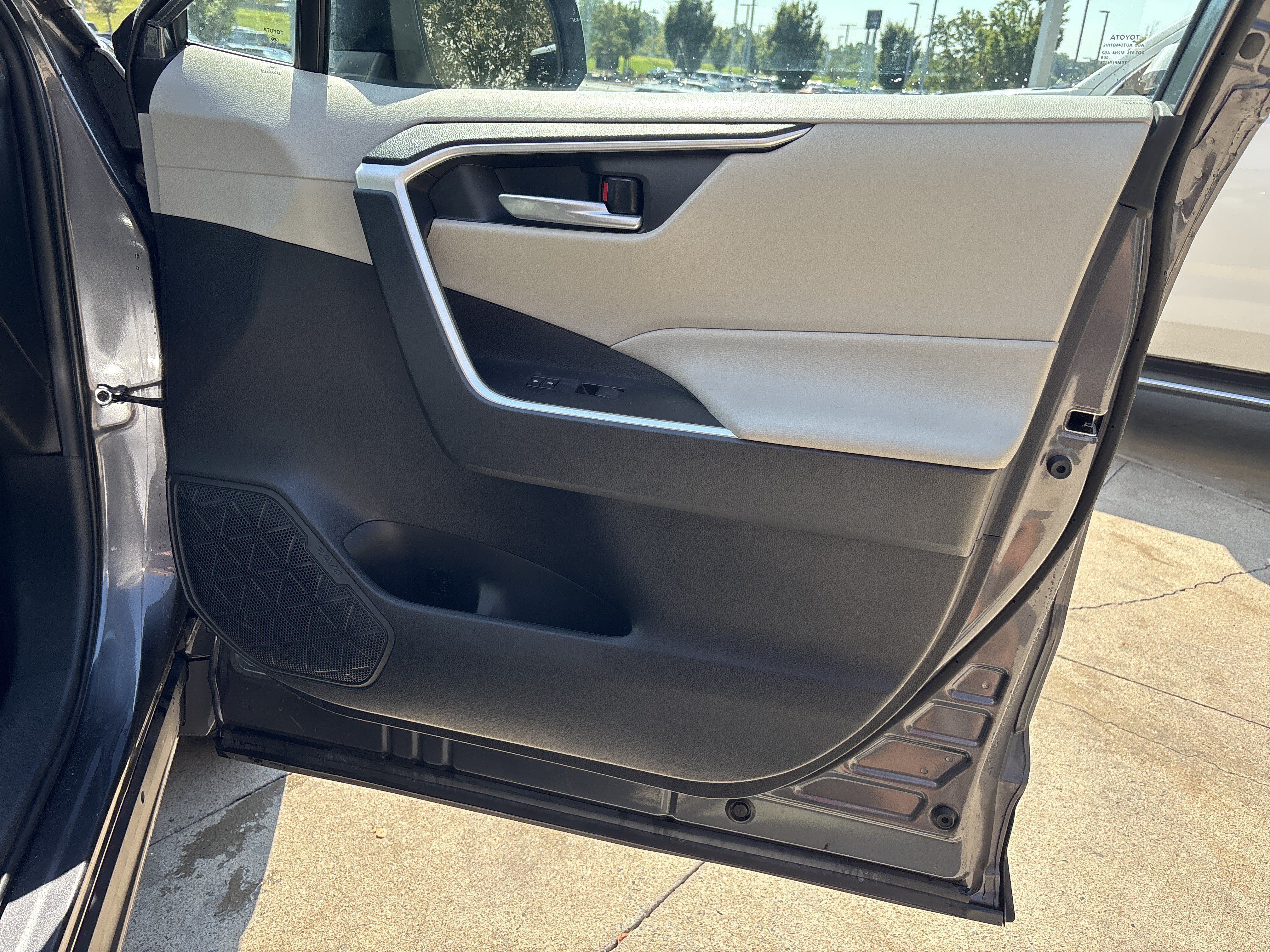 Used 2021 Toyota RAV4 XLE AWD/4WD image 27