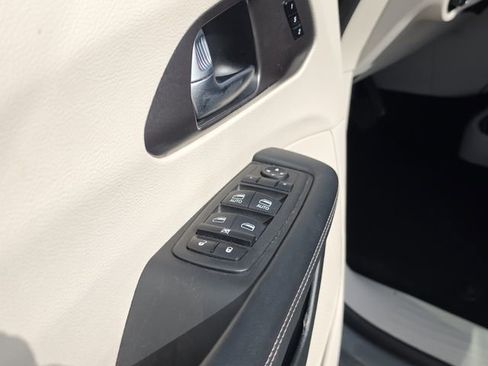 Used 2023 Chrysler Pacifica Touring-L FWD image 18