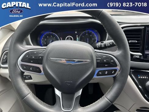 Used 2024 Chrysler Pacifica Touring-L FWD image 24