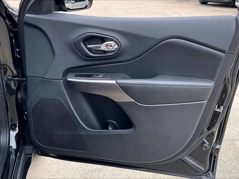 Used 2019 Jeep Cherokee Latitude Plus image 22