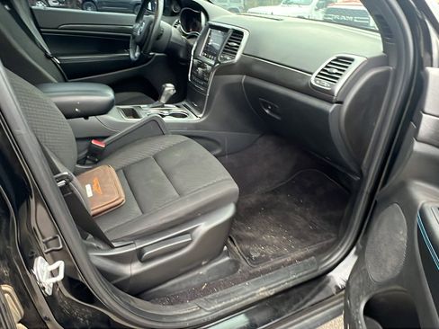 Used 2018 Jeep Grand Cherokee Laredo image 19