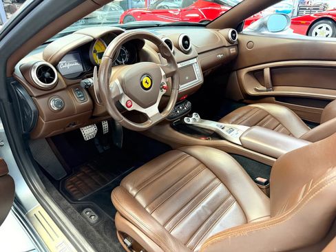 Used 2010 Ferrari California RWD image 5