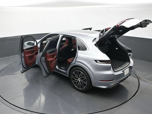 Certified 2024 Porsche Cayenne AWD/4WD image 28
