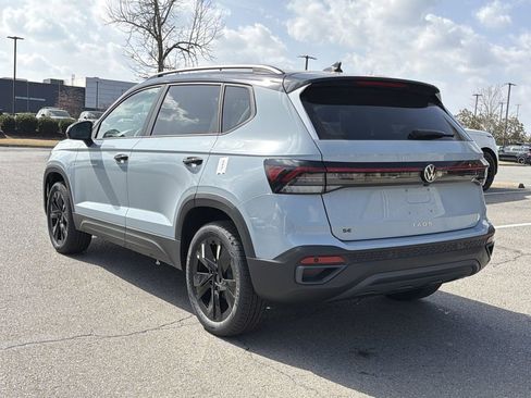 New 2026 Volkswagen Taos SE image 3