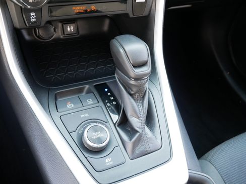 Used 2019 Toyota RAV4 LE w/ Carpet Mat Package AWD/4WD image 8