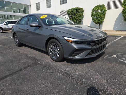 Used 2025 Hyundai Elantra Hybrid FWD image 4