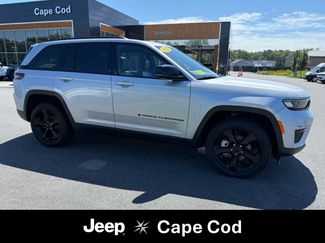 Used 2024 Jeep Grand Cherokee Limited w/ Black Appearance Package AWD/4WD video 1