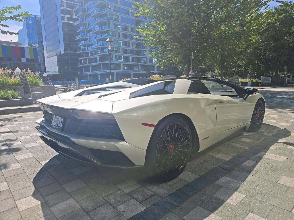 Used 2018 Lamborghini Aventador S AWD/4WD image 4