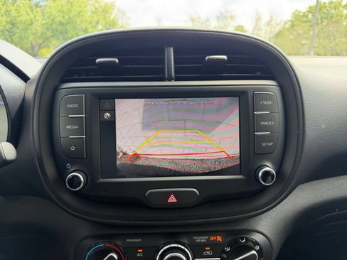 Used 2025 Kia Soul LX w/ LX Technology Package FWD image 22