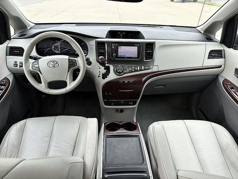 Used 2013 Toyota Sienna XLE w/ Entertainment Pkg FWD image 18