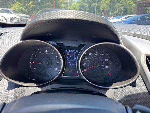 Used 2017 Hyundai Veloster FWD image 12
