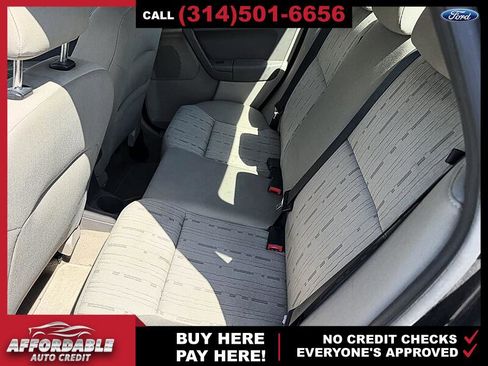 Used 2010 Ford Focus SE FWD image 8