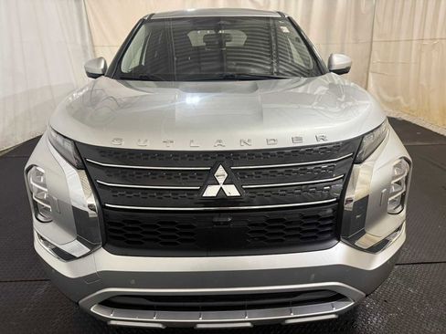 Used 2023 Mitsubishi Outlander SE image 3