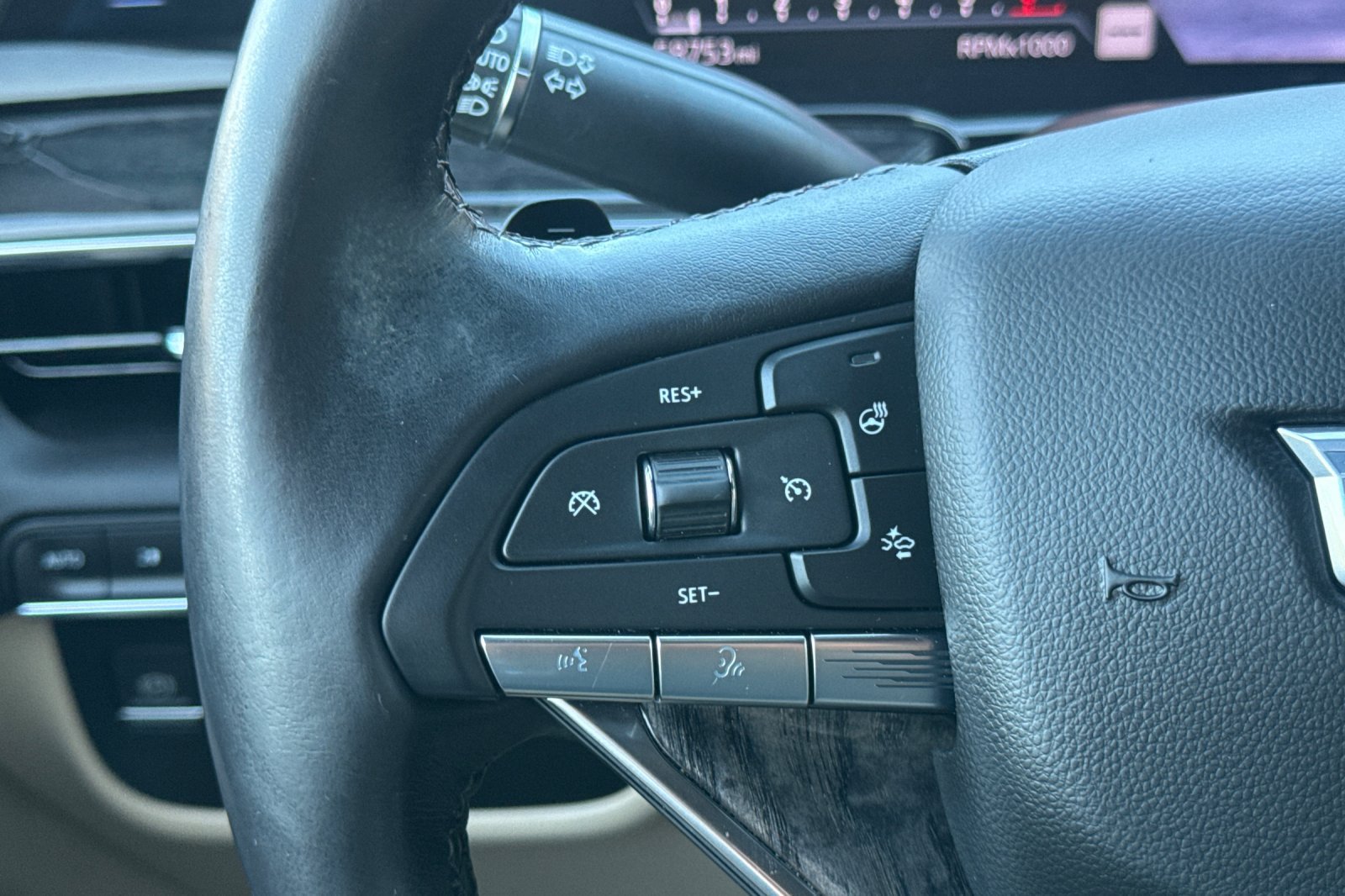 Certified 2023 Cadillac Escalade Premium Luxury AWD/4WD image 35