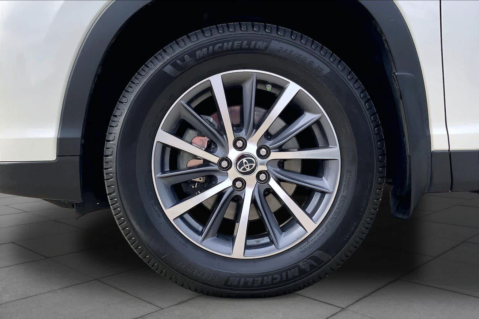 Used 2019 Toyota Highlander XLE AWD/4WD image 11
