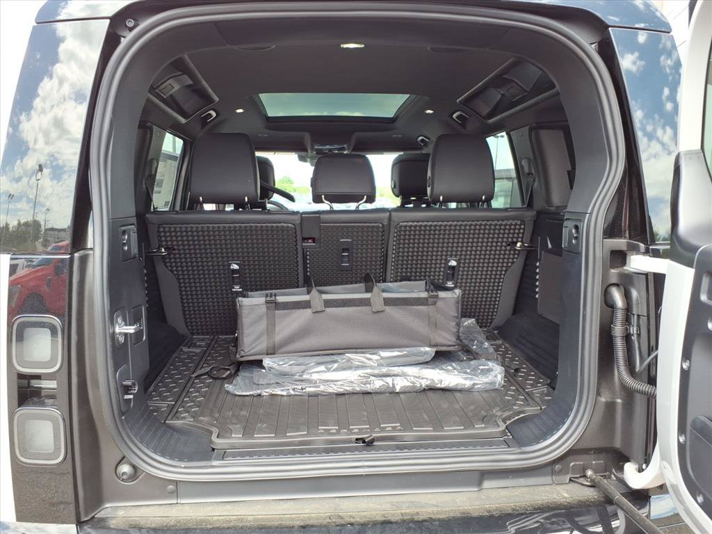 New 2026 Land Rover Defender 110 X-Dynamic SE AWD/4WD image 13