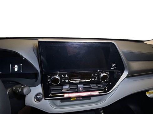 New 2026 Toyota Highlander Platinum image 10