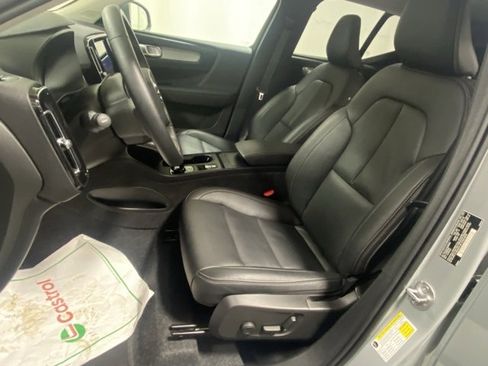 Used 2025 Volvo XC40 B5 Core image 11