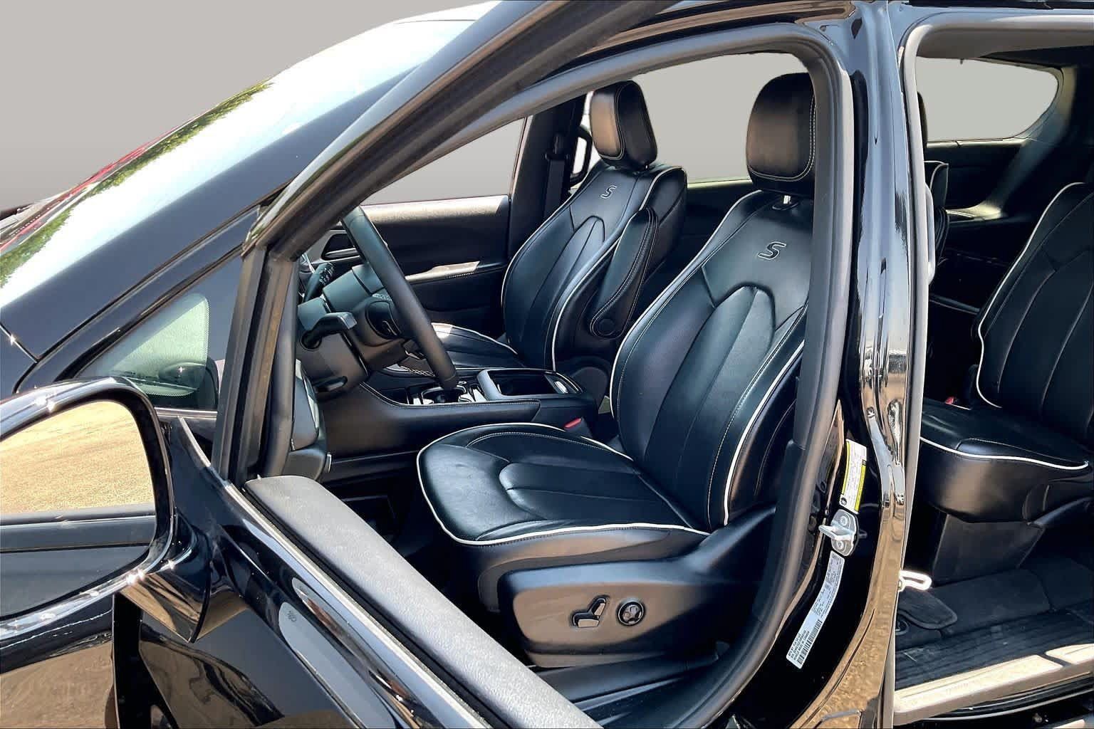 Used 2025 Chrysler Pacifica Limited FWD image 8