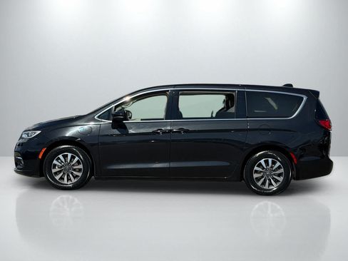 Used 2023 Chrysler Pacifica Touring-L FWD image 2