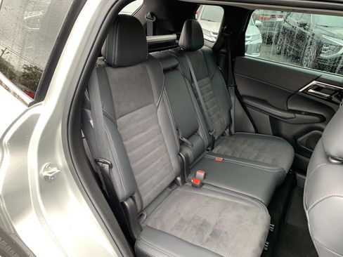 Used 2023 Mitsubishi Outlander SE image 25