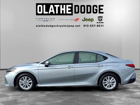 Used 2025 Toyota Camry XLE image 18