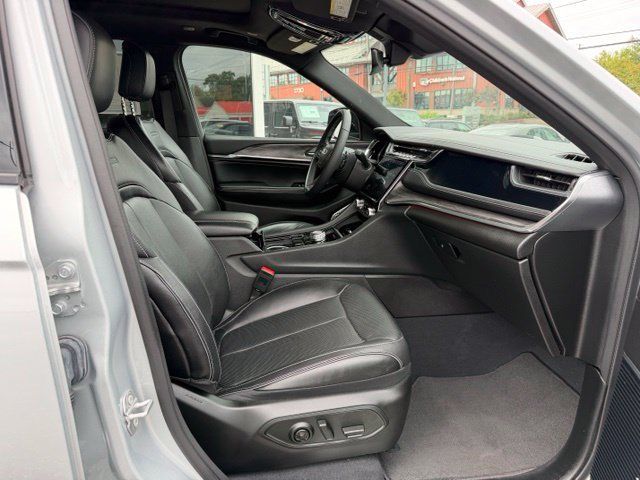 Used 2023 Jeep Grand Cherokee Overland AWD/4WD image 24