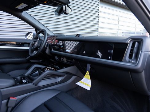 New 2026 Porsche Cayenne S image 36