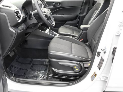 Certified 2025 Hyundai Venue Limited FWD image 17