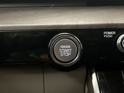 Used 2024 Kia Carnival EX FWD image 21