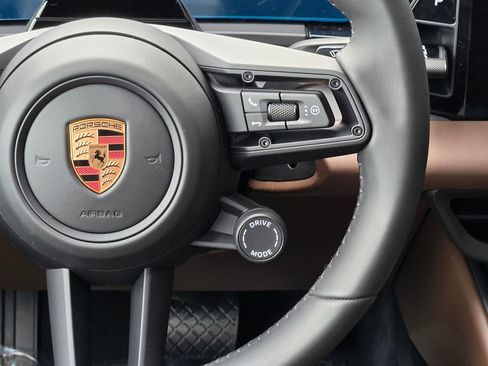 New 2026 Porsche Macan 4 Electric image 17