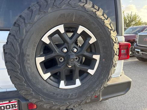 Used 2025 Jeep Wrangler Unlimited Rubicon AWD/4WD image 18