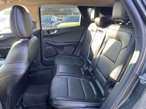 Used 2020 Ford Escape Titanium image 3