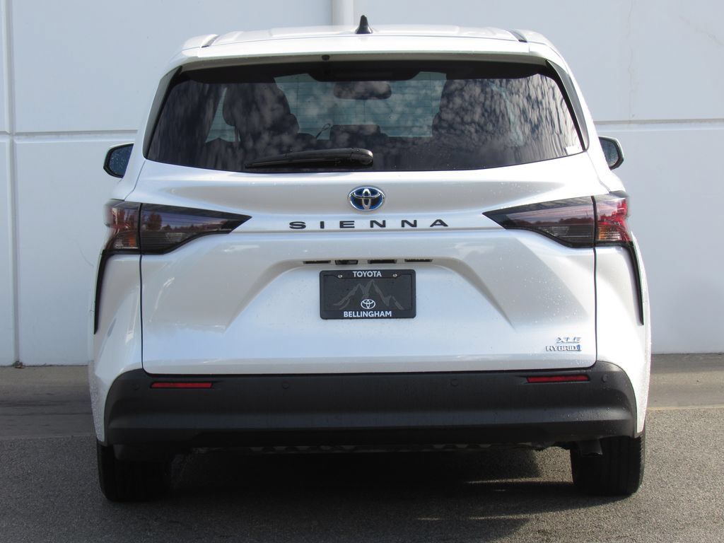 Certified 2024 Toyota Sienna XLE FWD image 7