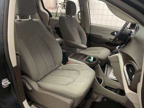 Used 2020 Chrysler Pacifica Touring w/ Advanced Safetytec Group image 21
