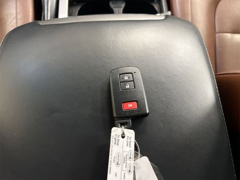 Used 2016 Toyota Land Cruiser image 38