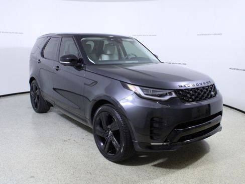 Used 2025 Land Rover Discovery Dynamic SE image 3