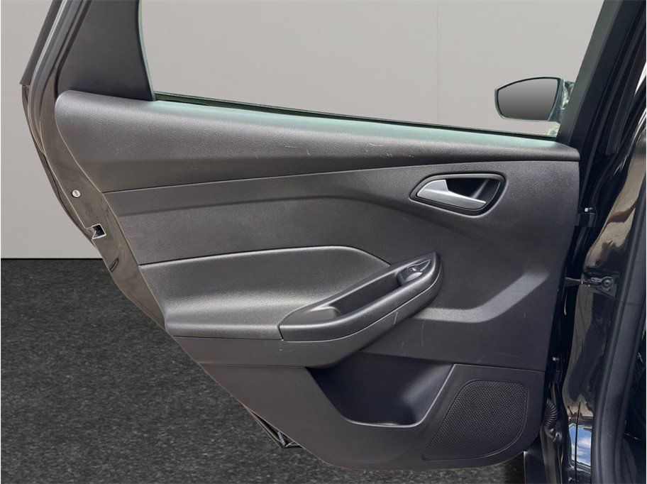 Used 2015 Ford Focus SE FWD image 29